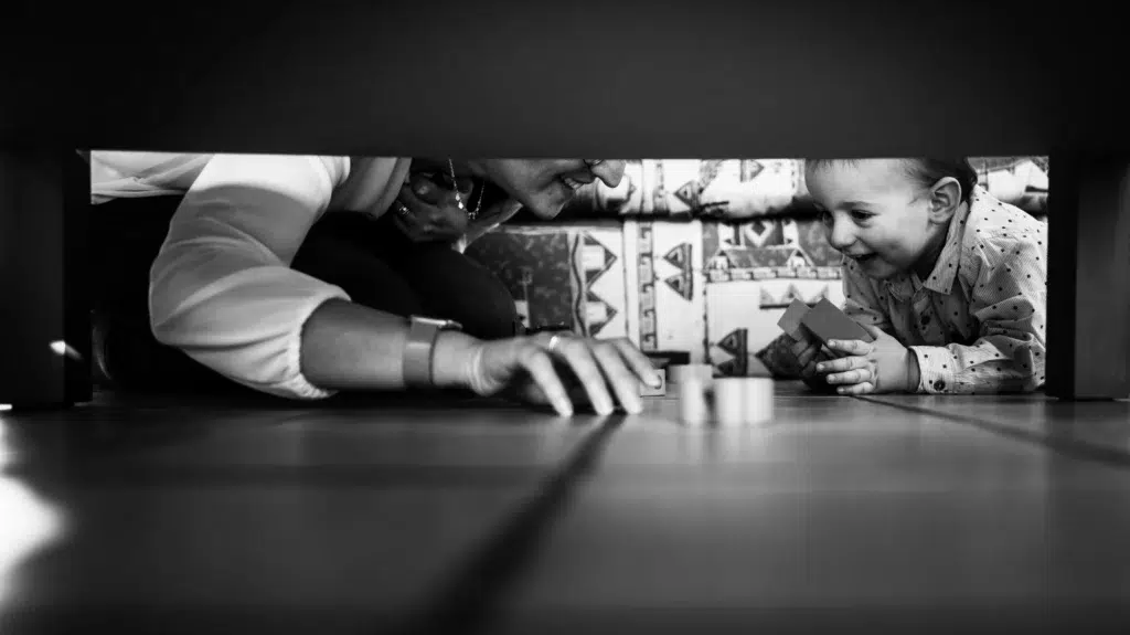photo famille - photo naturelle - lifestyle - enfant - photo noir et blanc - sourire - rire - bon moment - mère et fils