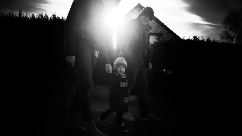photo famille - photo naturelle - lifestyle - enfant - photo noir et blanc - sourire - rire - bon moment - contre jour