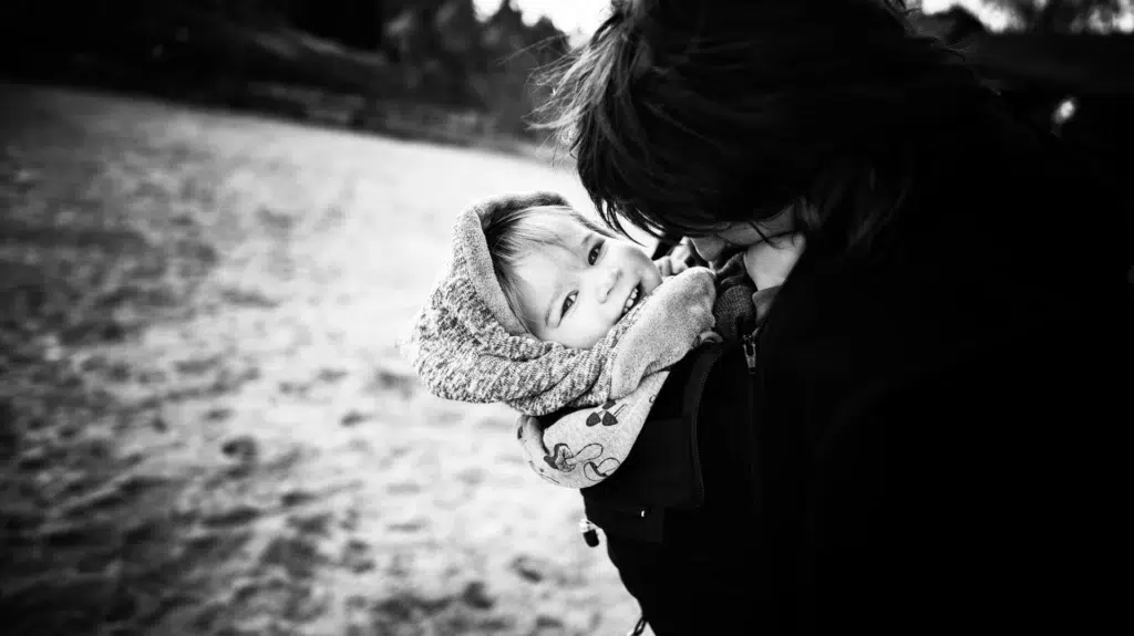 photo famille - photo naturelle - lifestyle - enfant - photo noir et blanc - sourire - rire - bon moment - mère et fils