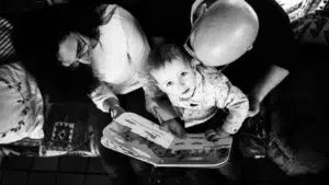photo famille - photo naturelle - lifestyle - enfant - photo noir et blanc - sourire - rire - bon moment