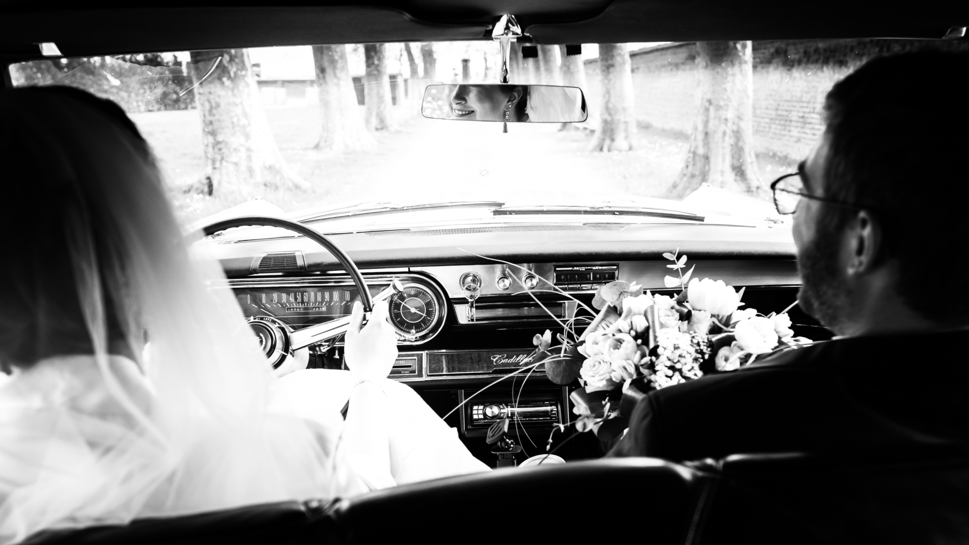mariage - cadillac - photo noir et blanc - séance couple - couple - mariés - voiture - ancêtre - robe de mariée