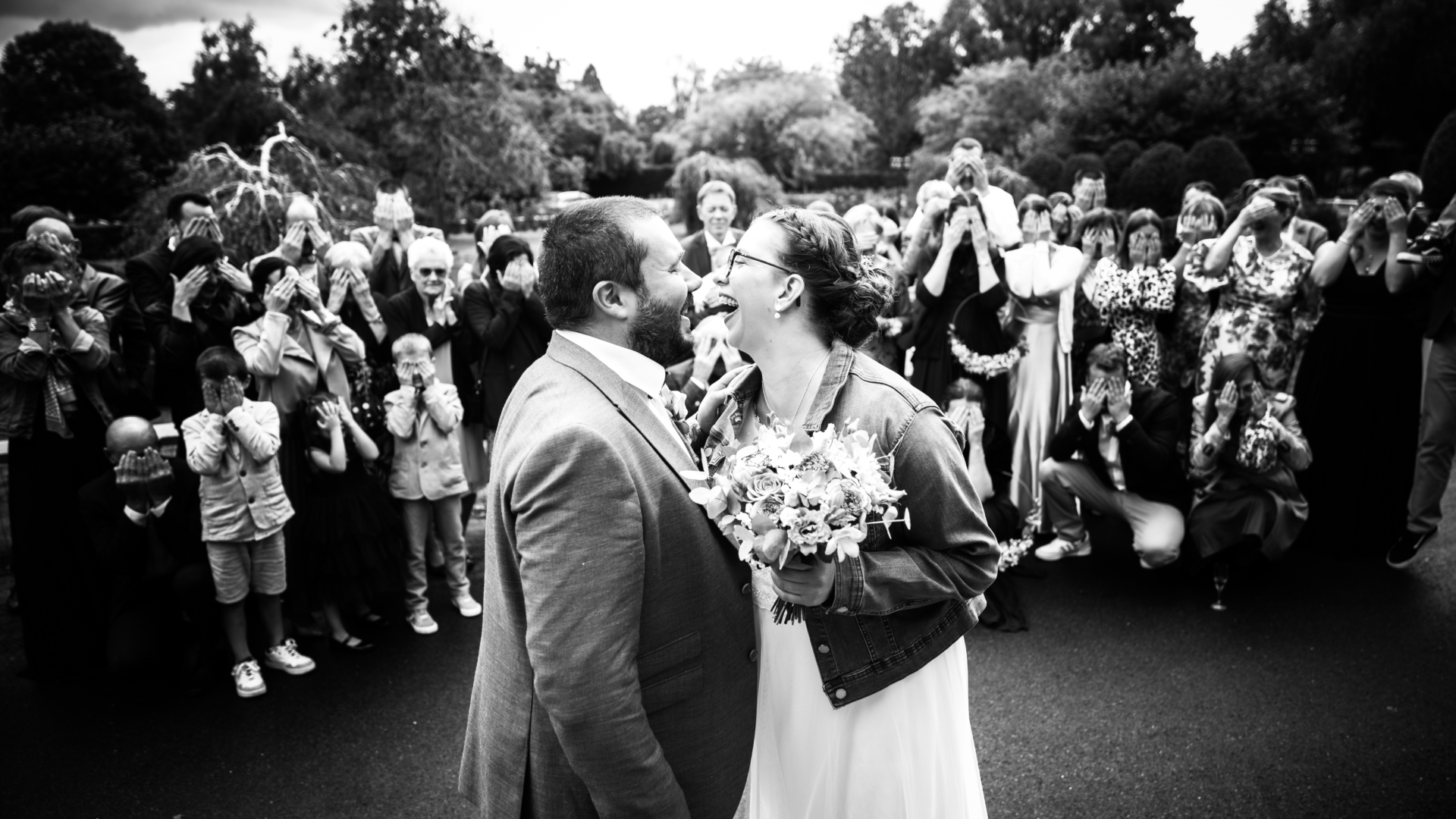 mariage - robe de mariée - photo de groupe - fun - photo noir et blanc - couple - photo de mariés