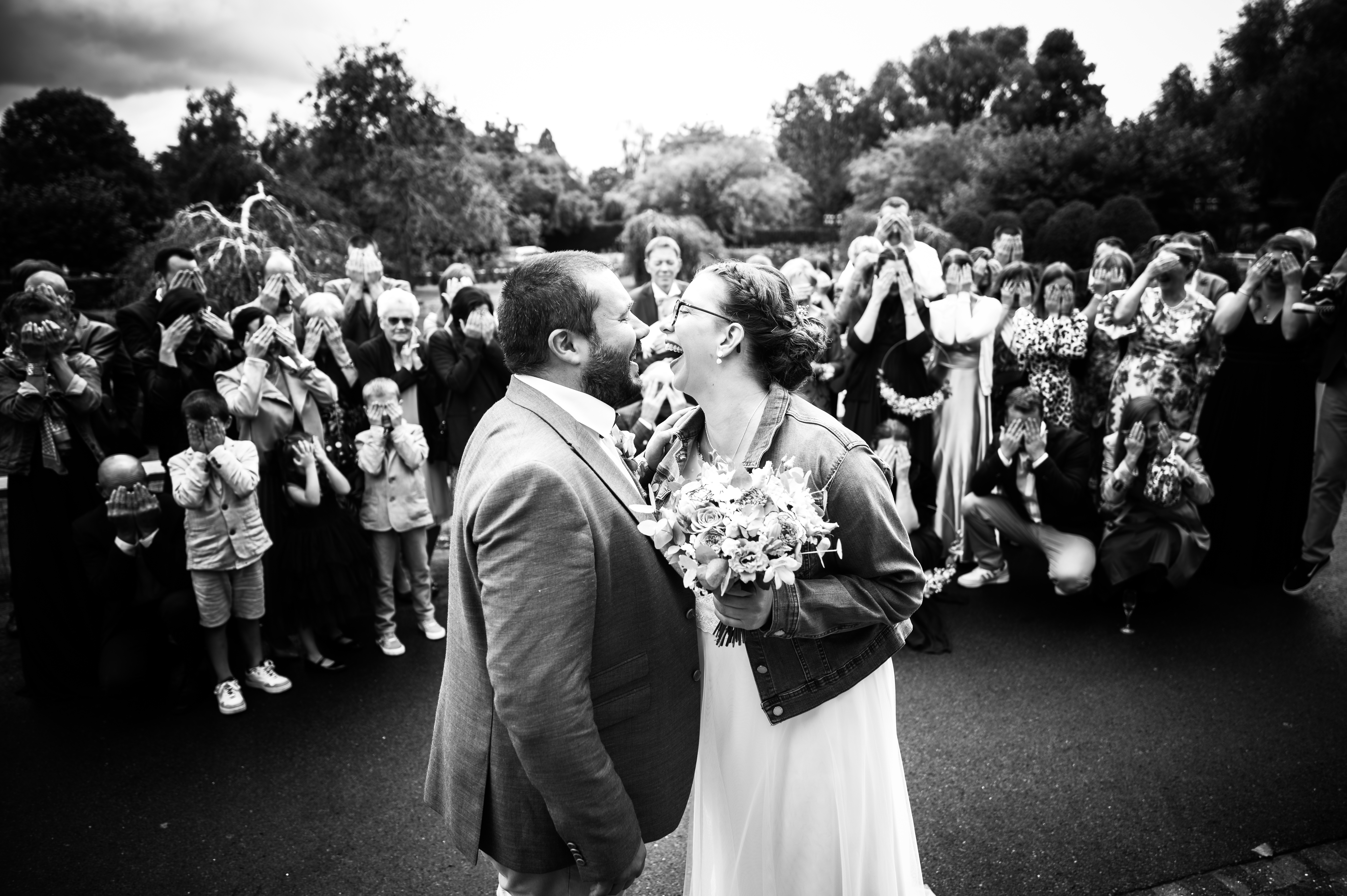 mariage - robe de mariée - photo de groupe - fun - photo noir et blanc - couple - photo de mariés