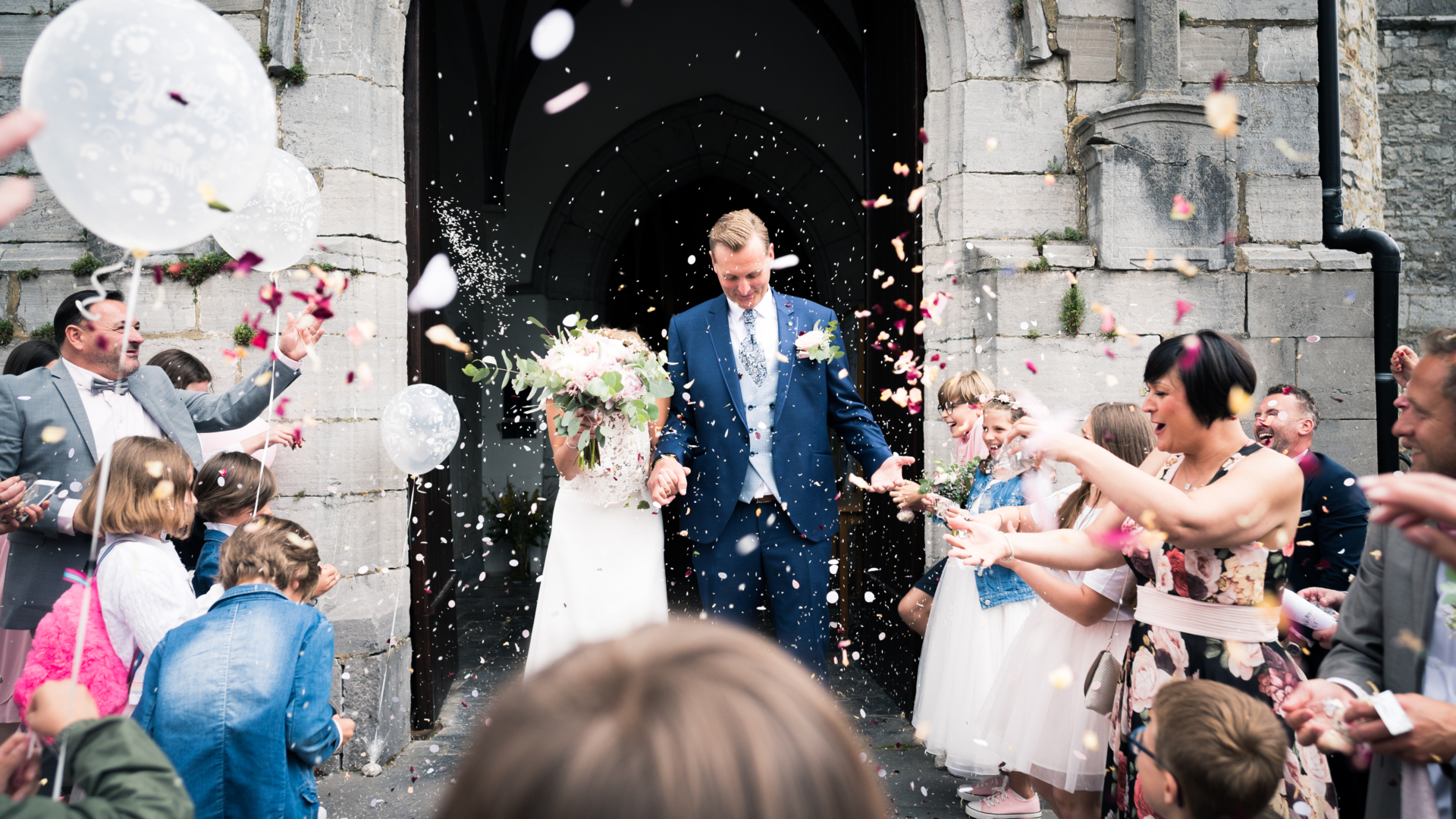 mariage - robe de mariée - bouquet de la mariée - sortie église - lancer de pétales - lancer de riz - couple 