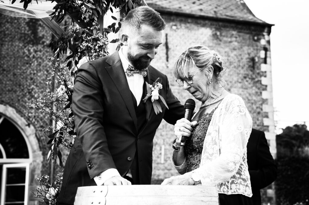photo mariage - couple - mariage - robe de mariée - photo noir et blanc - émotion - larme