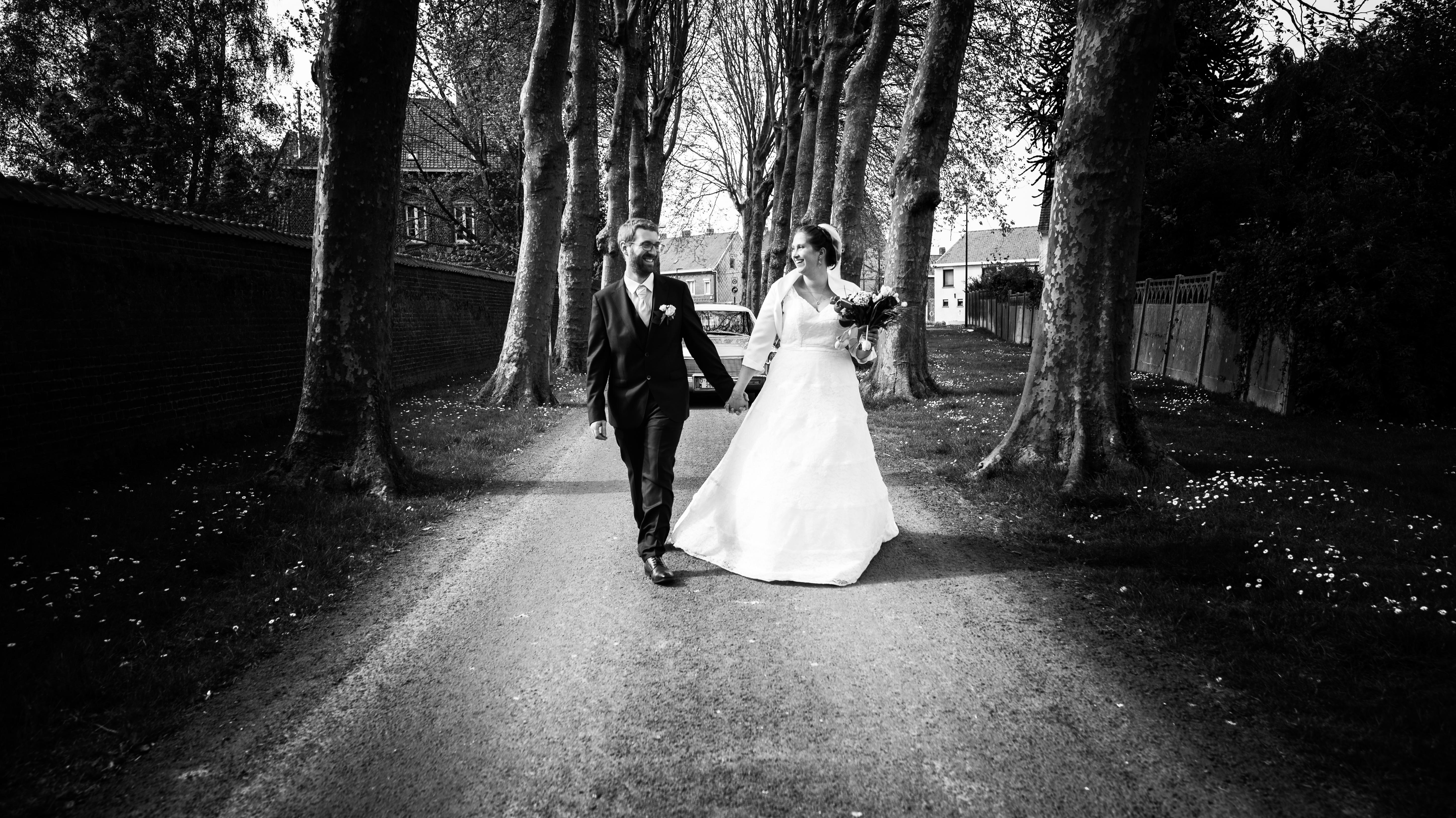 photo mariage - couple - mariage - robe de mariée - photo noir et blanc - alliance - émotion - rencontre - sourire